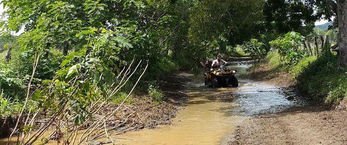 Luxury ATV Tour - Quad sur chemin inondé Luxury ATV Tour - Quad sur chemin inondé
