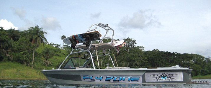 FlyZone - Bateau FlyZone Lac Arenal Puerto San Luis Tilaran Bateau