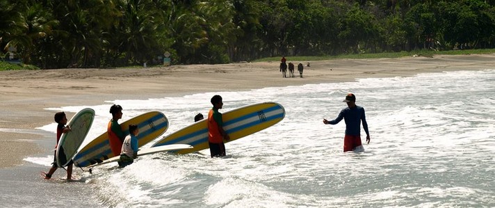 Cours de surf dans l'eau C&C surf planche cours eau planche