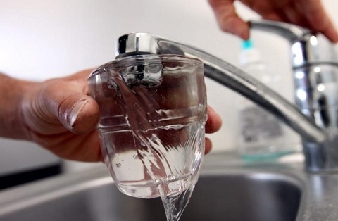 L'eau eau potable, conditions sanitaires, santé, bouteille d'eau, laver les fruits