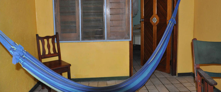 Espace commun Coin détente Cabinas Guarana Caraïbes Sud Puerto Viejo de Talamanca hamac tables chaises cuisine comune