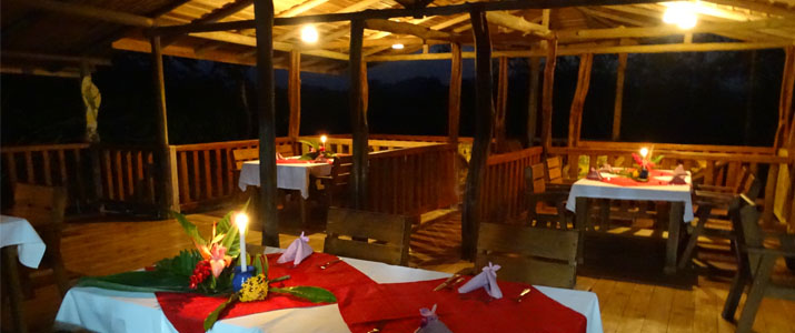 Pedacito de Cielo - Restaurant Pedacito de Cielo Boca Tapada Cabinas en Bois sur piloti Jungle Restaurant en Bois