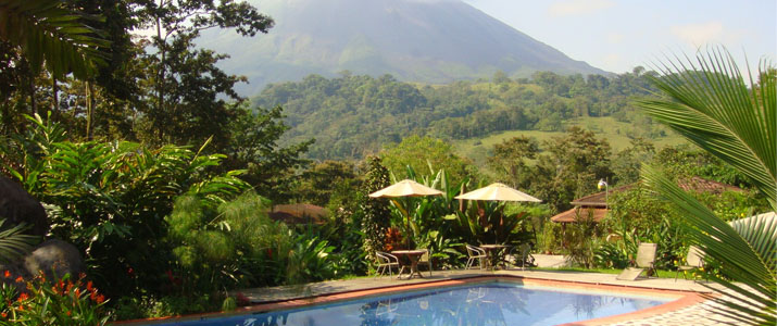 Kokoro - Piscine et vue volcan Kokoro Arenal La Fortuna Jardin Piscine Volcan