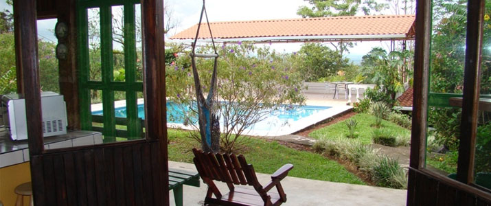 Josipek - Terrasse et Piscine Josipek Chachagua Bois Meubles Verdure Piscine Terrasse
