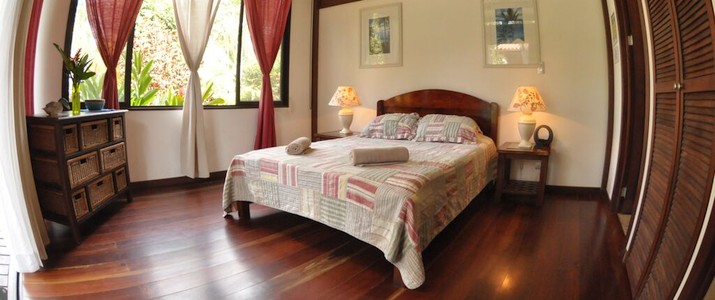Chambre kenaki lodge Caraïbes Sud Cahuita chambre lits double bois