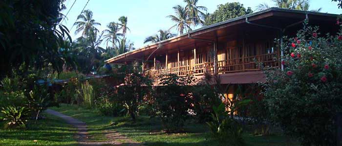 Miss Junie's (Iguana Verde Lodge) - Bungalow Hotel Miss Junie's Iguana Verde bungalow bois jardin