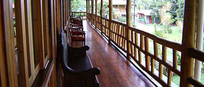 Miss Junie's (Iguana Verde Lodge) - Terrasse Hotel Miss Junie's Iguana Verde terrasse balcon bois fauteuil vue