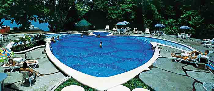 Pachira Lodge - Piscine Pachira Lodge Tortuguero piscine tortue détente transat