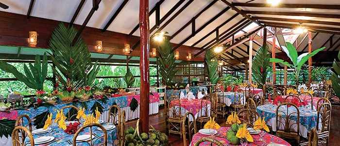 Pachira Lodge - Restaurant Pachira Lodge Tortuguero restaurant bois buffet tables