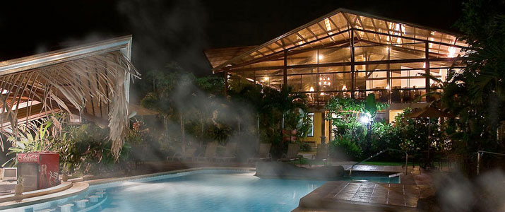 Arenal Spring Resort and Spa - Restaurant et Piscine de nuit Arenal Spring Resort and Spa La Fortuna Volcan Hotel Cabinas Jardin Tropical Piscine Restaurant Nuit Eau Thermales