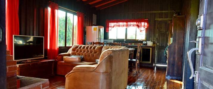 Mi Finca - Salon Canapé, table, télévision, chéminée, bois, parquet, frigo, chaleureux