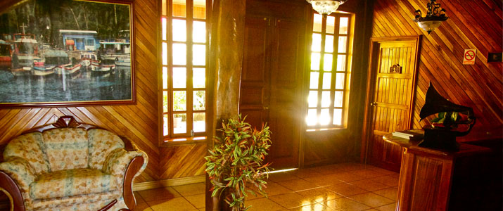 Santa Elena Lodge réception Santa Elena Lodge Guanacaste Bahia Salinas réception bois