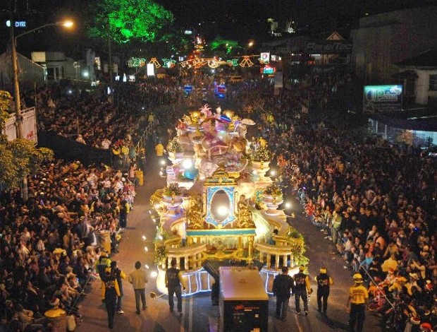 Fêtes de fin d'année au Costa Rica fêtes fin d'année chariots carnaval tope chevaux costa rica