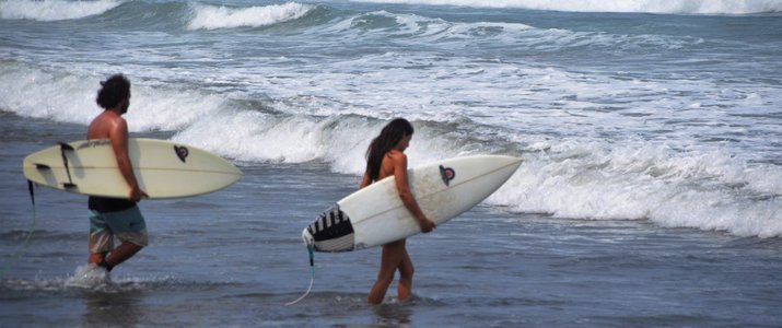 Avellanas Surf School - Surfeurs et Vagues Avellanas Surf School Surfeurs Plage Vagues