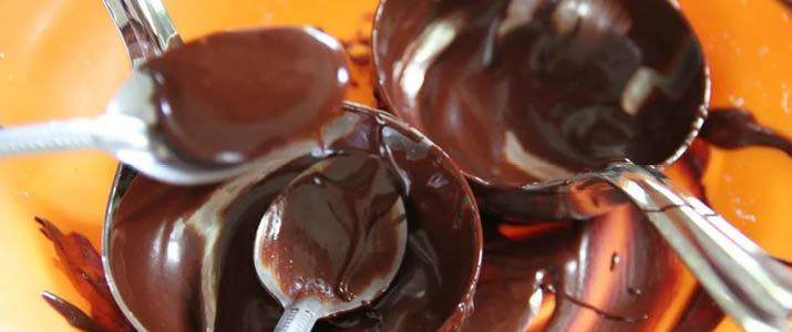 chocolat fonu avec des cuillères