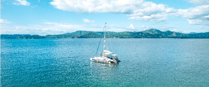 Trimaran sur l'eau Trimaran, côté, eau, claire, plage, sailing