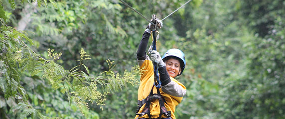 femme qui fait de la tyrolienne, elle a l'air contente