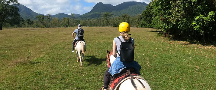 Cabalgata La Yolanda - Randonnée cheval 1 2 personnes à cheval vues de dos