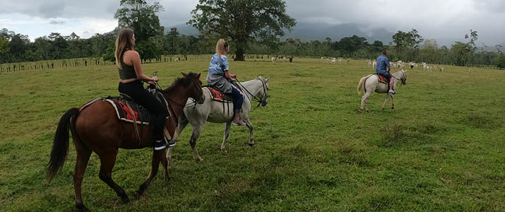 Cabalgata La Yolanda - Randonnée cheval 2 3 personnes à cheval vues de profil
