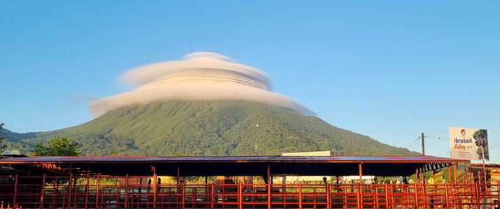 Cabalgata La Yolanda - volcan Vue sur le volcan Arenal, avec un joli dôme de nuage à son sommet