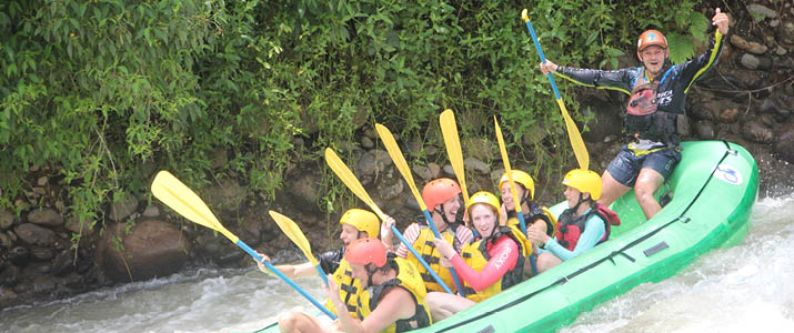CostaRica Descents - rafting Groupe descendant une rivière dans un bateau de rafting, le tout dans la bonne humeur
