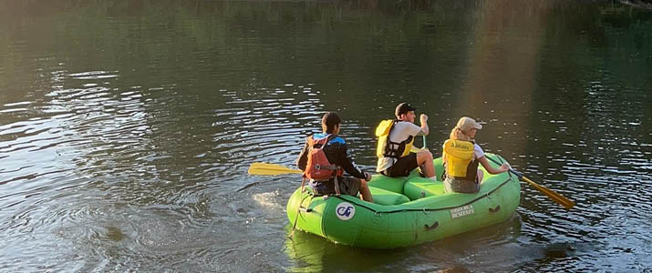 CostaRica Descents - safari bateau 3 personnes dans un bateau gonflable à la recherche d'animaux
