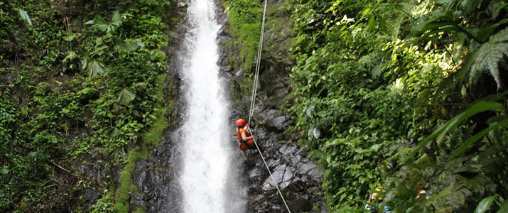 CostaRica Descents - cayoning personne descendant une cascade en rappel