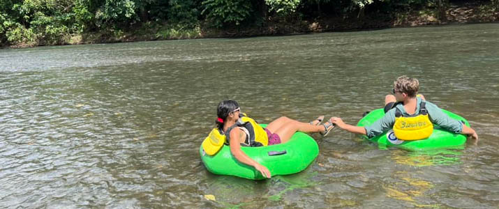 CostaRica Descents - tubbing deux personnes descendant tranquillement une rivière en bouée