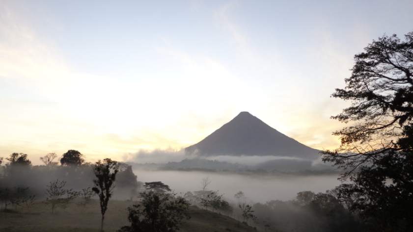 Lac et Volcan Arenal dans la brume