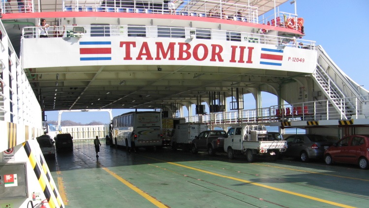 Vue du pont inférieur du ferry de Naviera Tambor