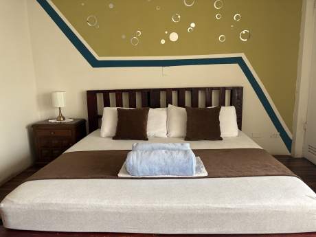 Photo de lit dans une chambre de l'hôtel Eco Stay