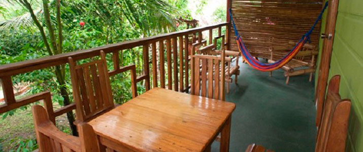 Terrasse Blue Conga Caraïbes Sud Puerto Viejo de Talamanca terrasse en bois avec hamac chaises et table