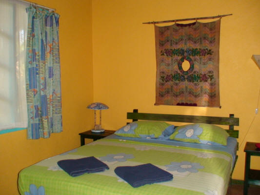 Cabinas Guarana Caraïbes Sud Puerto Viejo de Talamanca chambre lit double décoration colorée