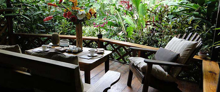 Terrasse de casitas Moabi Caraïbes Sud Puerto Viejo de Talamanca Playa Cocles pour prendre son petit déjeuner, en bois