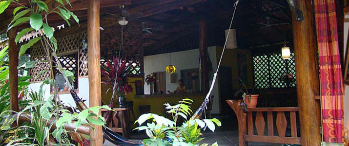 Coin détente de casitas moabi Caraïbes Sud Viejo de Talamanca Playa Cocles avec hamac terrasse en bois végétation