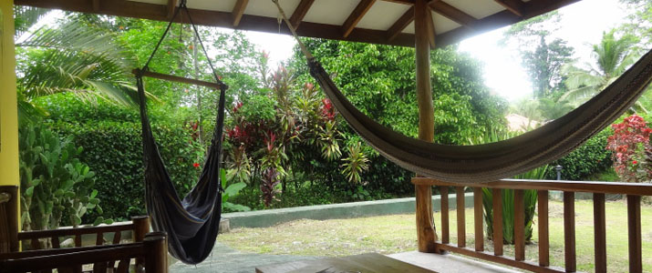 Coin détente avec hamacs Coco Loco Lodge Caraïbes Sud Puerto viejo de Talamanca coin détente avec hamacs terrase en bois au milieu de la végétation sur une terrasse en bois