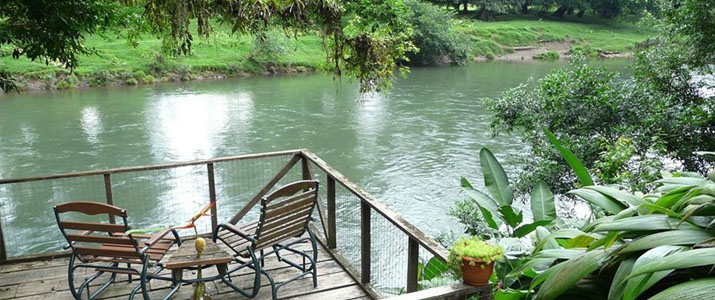 Heliconia Island - Terrasse sur rivière Heliconia Island Las Horquetas Braulio Carrillo Puerto Viejo de Sarapiqui Terrasse Rivière
