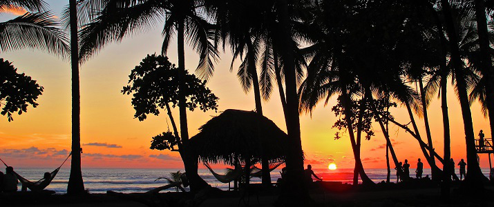 Clandestino Beach Resort Pacifique Centre Parrita Coucher de Soleil Hamac Palmiers