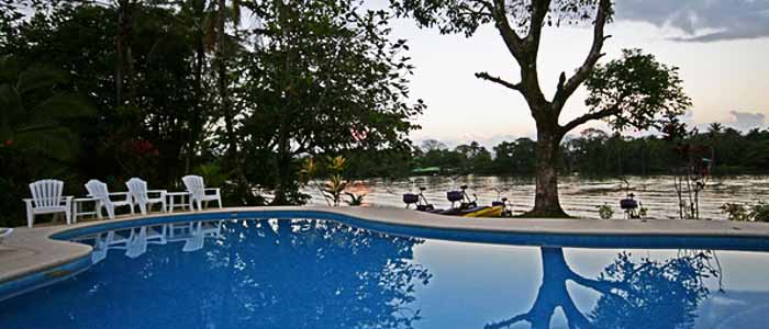Piscine Hotel Manatus Tortuguero piscine chaises détente mangrove nature