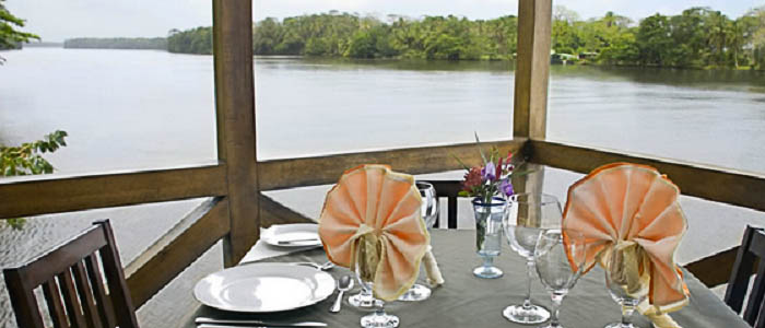 Terrasse Hotel Manatus Tortuguero terrasse bois vue mangrove repas couple
