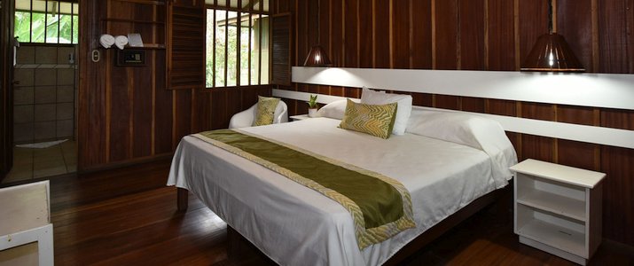 Mawamba Lodge - Tortuguero chambre spacieuse suite lits doubles bois luxueux