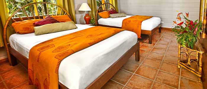 Pachira Lodge Tortuguero chambre spacieuse lits doubles bois plantes fenêtres