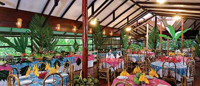 Pachira Lodge Tortuguero restaurant bois buffet tables