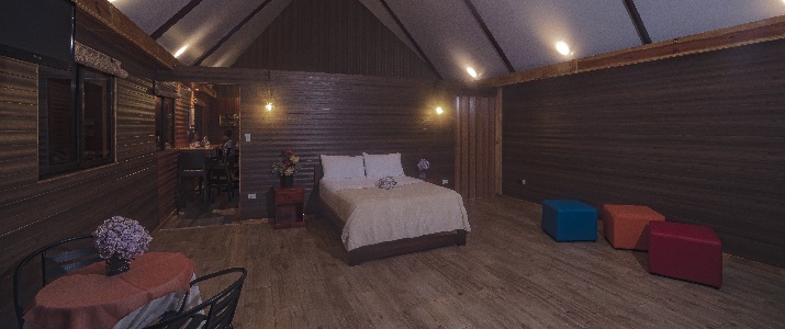 Chambre du chalet spacieuse et aménageable pour 10 personnes Chambre, lit, campagne, bois, chalet, cosy, chaleureux