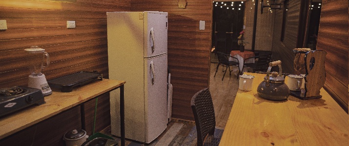 Cuisine du chalet tout équipée Cuisine, chalet, bois, équipée, ustensiles, frigo