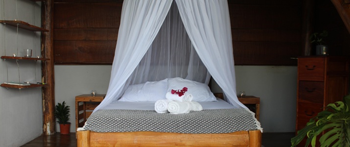 Hacienda Monte Claro eco deck moustiquaire, lit, se reposer, dormir, nature, bois