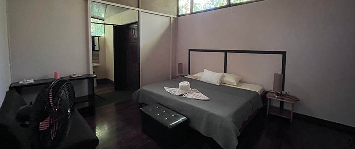 Chilamate Rainforest Ecolodge Retreat - chambre double chambre spacieuse avec lit double, décoration simpliste mais moderne