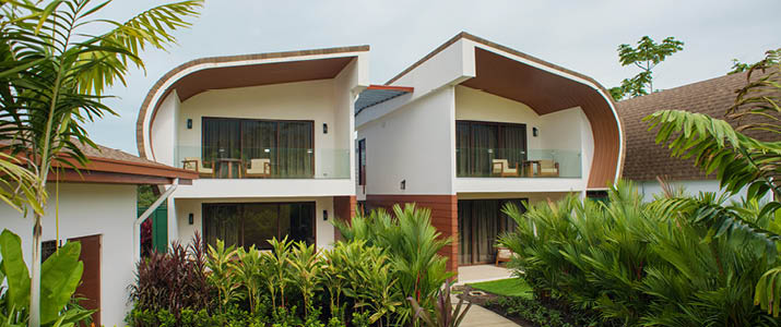Vue extérieure des chambres, deux ensembles de deux chambres, modernes, balcon avec baie vitrée