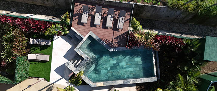 vue aérienne piscine + chambres