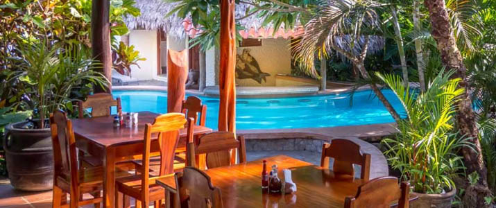 vue de la piscine depuis le restaurant de l'hôtel, espace ensoleillé avec terrasse